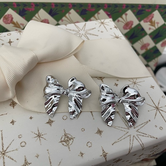 ✨ 🎁 Silvertone Crinkle Bow Earrings✨NEW - Picture 2 of 5